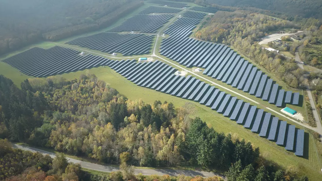 Der Freiflächen-Solarpark versorgt rund 39.000 Vier-Personen-Haushalte in Rheinland-Pfalz mit emissionsfreiem Strom. (Archivbild) - Bild: Thomas Frey/dpa