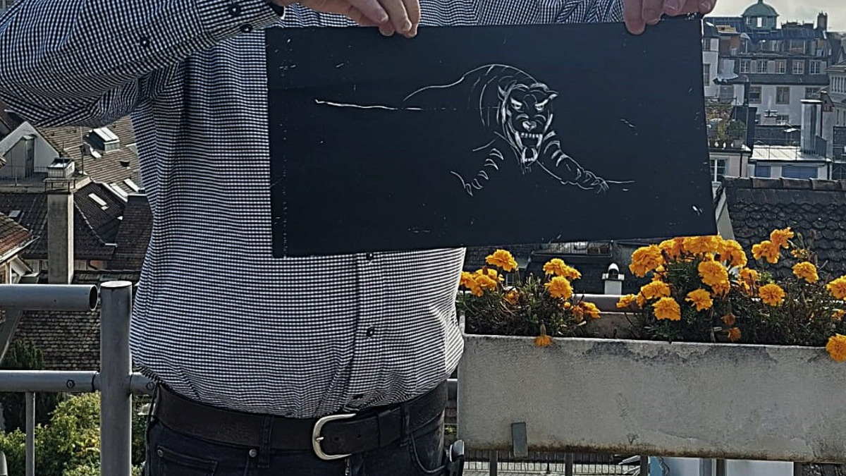 Geschäftsleiter Maurus Wirz mit Bild - Foto: Herberge zur Heimat über pressetext.de