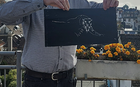 Geschäftsleiter Maurus Wirz mit Bild - Foto: Herberge zur Heimat über pressetext.de