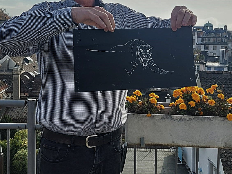 Geschäftsleiter Maurus Wirz mit Bild - Foto: Herberge zur Heimat über pressetext.de