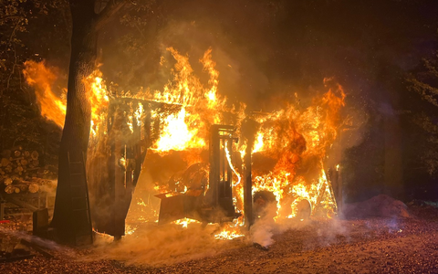 FW-ROW: Unterstand mit landwirtschaftlichem Gerät abgebrannt - Foto: presseportal.de