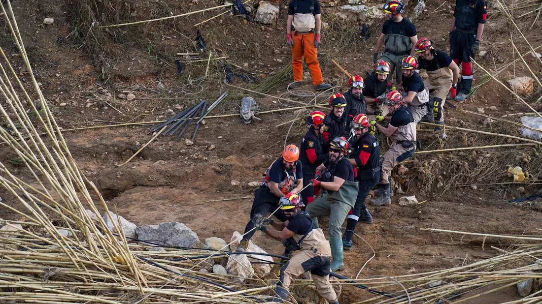 Die Aufräumarbeiten laufen auf Hochtouren weiter. - Bild: Eduardo Manzana/EUROPA PRESS/dpa