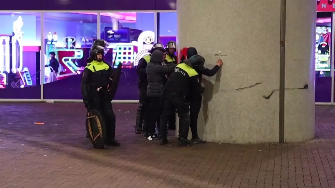 Israelische Fußballfans waren nach Angaben der Behörden Opfer von gezielten Attacken in Amsterdam. - Bild: InterVision/AP/dpa
