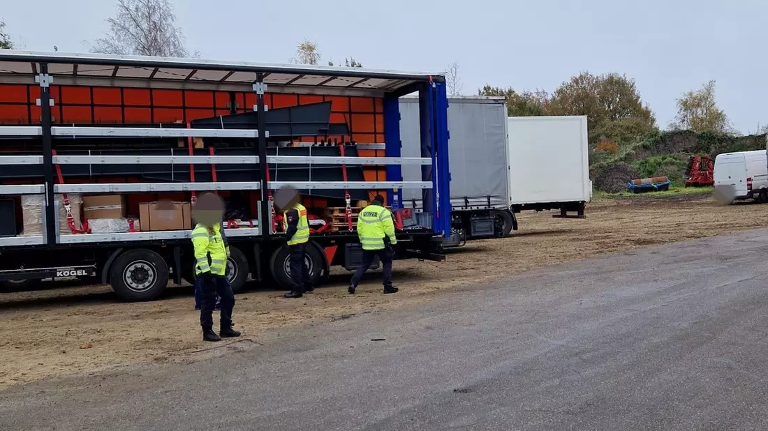 POL-ROW: ++Kontrolle an der B71++Unbekannter Täter als Spendensammler getarnt++Schmuck gestohlen++PKW beschädigt++Zwei Polizisten verletzt++Bankmitarbeiterin verhindert Schaden++ - Bild: presseportal.de