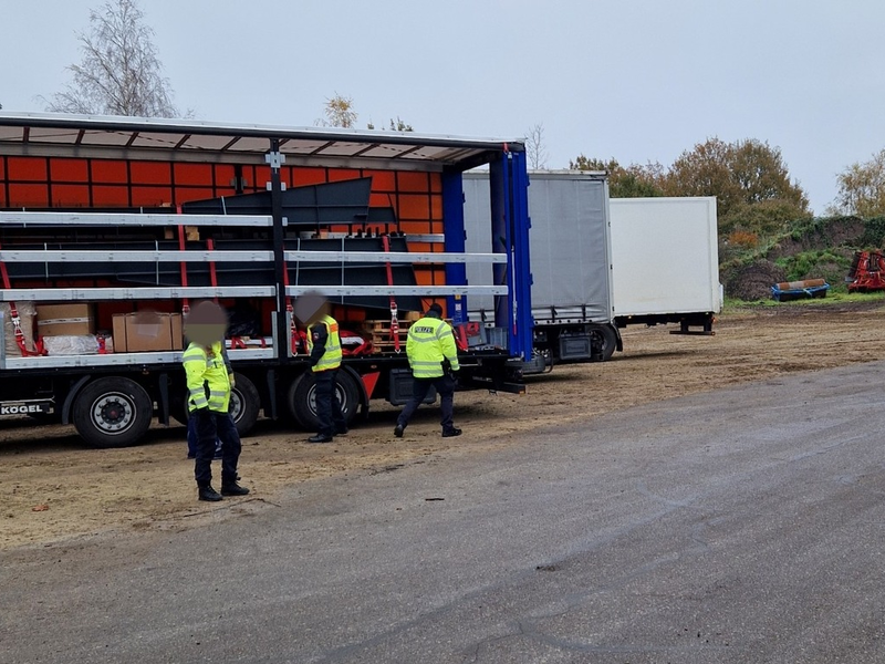 POL-ROW: ++Kontrolle an der B71++Unbekannter Täter als Spendensammler getarnt++Schmuck gestohlen++PKW beschädigt++Zwei Polizisten verletzt++Bankmitarbeiterin verhindert Schaden++ - Foto: presseportal.de