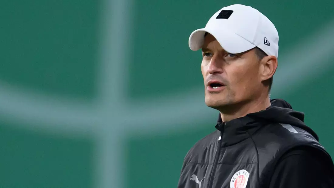Doppelte Freude vor dem Bayern-Spiel: FC St. Paulis Trainer Alexander Blessin. - Bild: Hendrik Schmidt/dpa