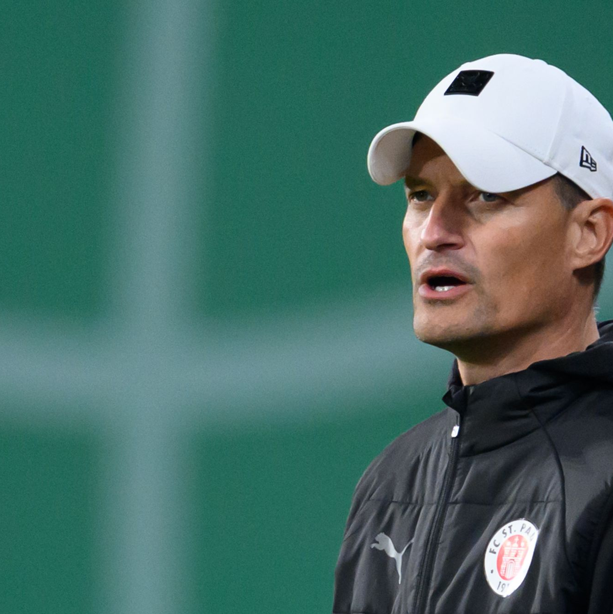 Doppelte Freude vor dem Bayern-Spiel: FC St. Paulis Trainer Alexander Blessin. - Foto: Hendrik Schmidt/dpa