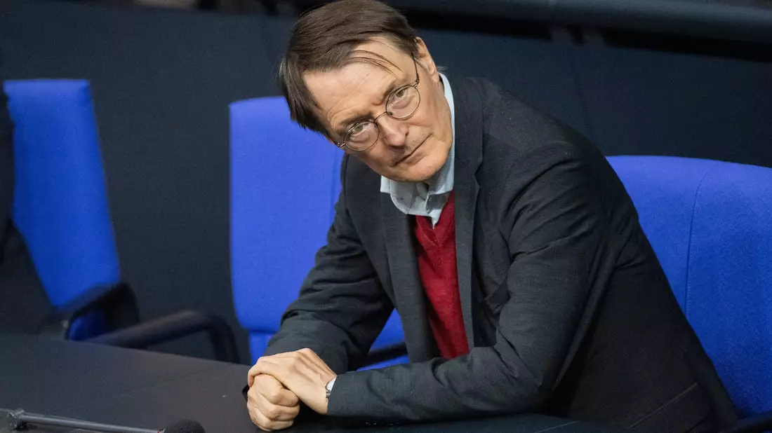 Bundesgesundheitsminister Lauterbach hat dem Kabinett eine Regierungsverordnung zur Anhebung des Pflegebeitrags zugeleitet. - Bild: Christophe Gateau/dpa