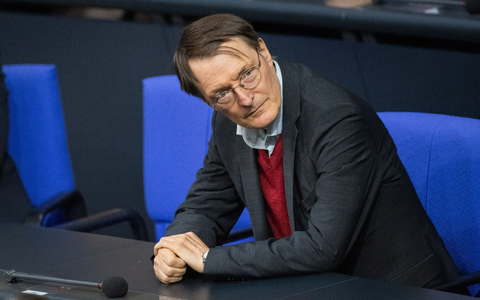 Bundesgesundheitsminister Lauterbach hat dem Kabinett eine Regierungsverordnung zur Anhebung des Pflegebeitrags zugeleitet. - Foto: Christophe Gateau/dpa