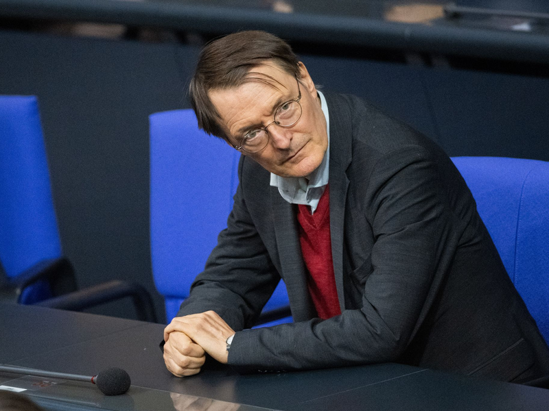 Bundesgesundheitsminister Lauterbach hat dem Kabinett eine Regierungsverordnung zur Anhebung des Pflegebeitrags zugeleitet. - Foto: Christophe Gateau/dpa