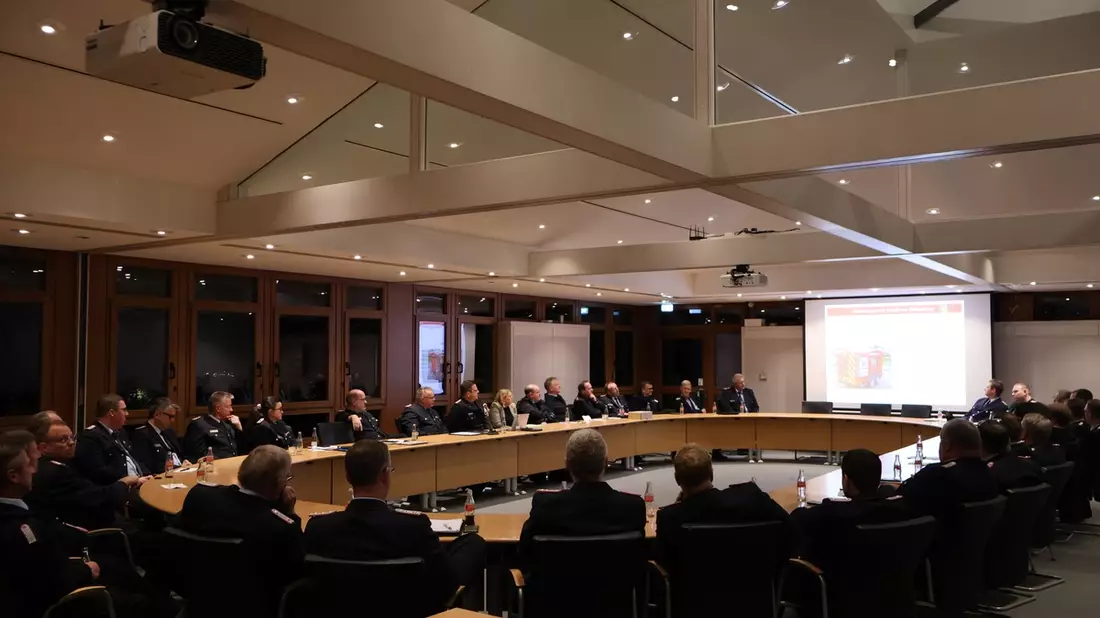 FW-OLL: Erfolgreiche Dienstbesprechung der Feuerwehrführungskräfte im Kreishaus Wildeshausen - Landkreis investiert knapp eine Million Euro in die Feuerwehr - Bild: presseportal.de