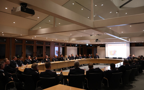 FW-OLL: Erfolgreiche Dienstbesprechung der Feuerwehrführungskräfte im Kreishaus Wildeshausen - Landkreis investiert knapp eine Million Euro in die Feuerwehr - Foto: presseportal.de