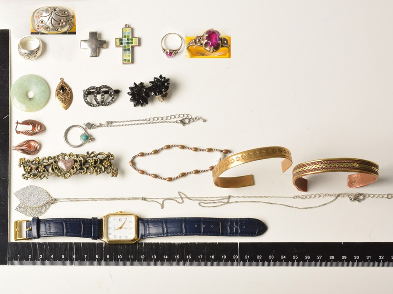 POL-LG: ++ Schmuckgegenstände aus Diebestouren!? - Wer erkennt sein Eigentum wieder? ++ zwei abgestellte Fahrzeuge durch Feuer beschädigt - 45.000 Euro Schaden ++ hochwertigen Pkw Mercedes GLE gestohlen ++ - Foto: presseportal.de