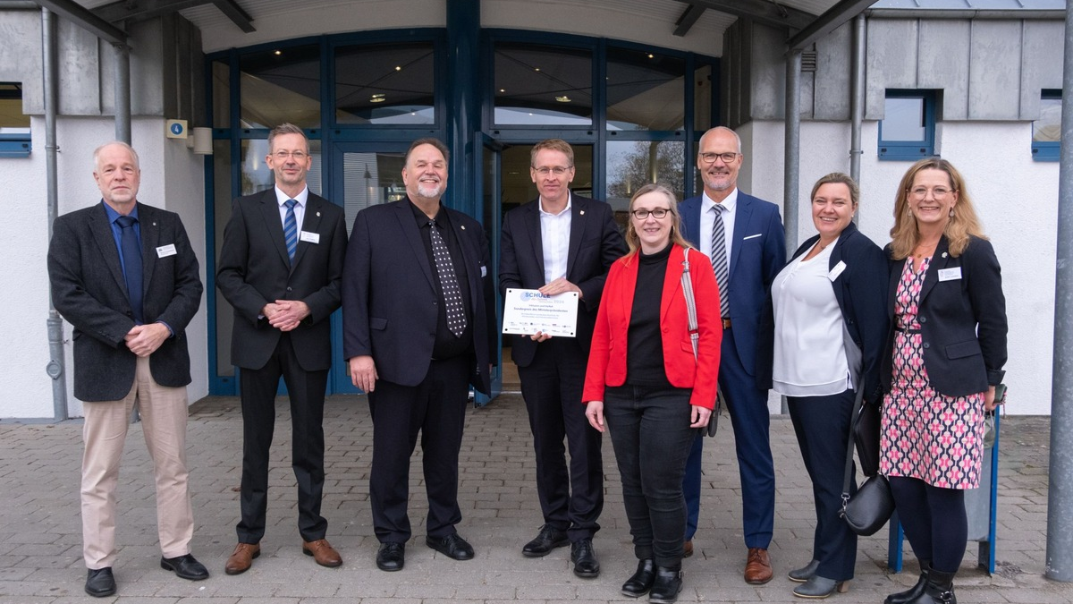 Ministerpräsident Daniel Günther übergibt Schul-Sonderpreis Inklusion und Vielfalt - Foto: presseportal.de