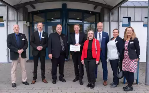 Ministerpräsident Daniel Günther übergibt Schul-Sonderpreis Inklusion und Vielfalt - Foto: presseportal.de