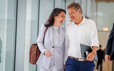 Im Wahlkampf wollen die beiden Ex-Parteichefs Baerbock und Habeck an einem Strang ziehen. (Archivbild) - Foto: Kay Nietfeld/dpa