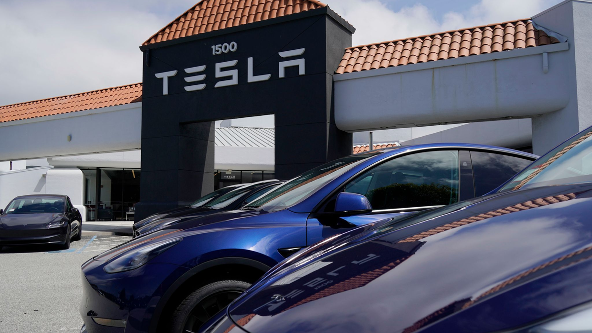 Die Nähe von Elon Musk zu Donald Trump trägt zum Kursanstieg der Tesla-Aktie bei. (Archivbild) - Foto: Li Jianguo/XinHua/dpa