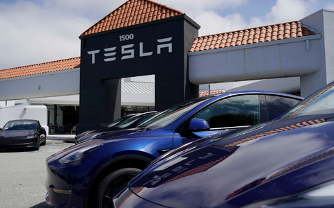 Die NÀhe von Elon Musk zu Donald Trump trÀgt zum Kursanstieg der Tesla-Aktie bei. (Archivbild) - Foto: Li Jianguo/XinHua/dpa Die NÀhe von Elon Musk zu Donald Trump trÀgt zum Kursanstieg der Tesla-Aktie bei. (Archivbild) - Foto: Li Jianguo/XinHua/dpa