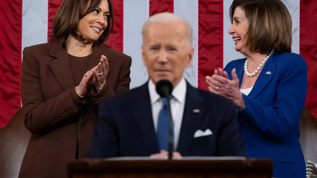 Einst vereint in trauter Dreisamkeit: Vizepräsidentin Harris, Präsident Biden und Parlaments-Frontfrau Pelosi. (Archivbild) - Bild: Saul Loeb/Pool AFP via AP/dpa