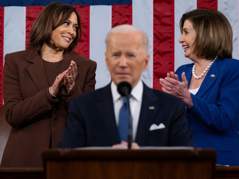 Einst vereint in trauter Dreisamkeit: Vizepräsidentin Harris, Präsident Biden und Parlaments-Frontfrau Pelosi. (Archivbild) - Foto: Saul Loeb/Pool AFP via AP/dpa