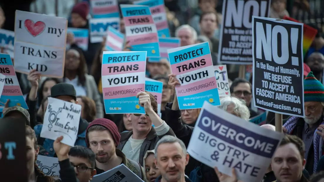 Bereits in seiner ersten Amtszeit hob Trump ein Diskriminierungsverbot gegen transgeschlechtliche Menschen im Gesundheitswesen auf, was zu Protesten führte. (Archivbild) - Bild: picture alliance / Bryan Smith/ZUMA Wire/dpa