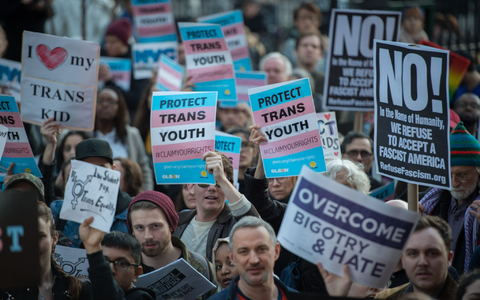Bereits in seiner ersten Amtszeit hob Trump ein Diskriminierungsverbot gegen transgeschlechtliche Menschen im Gesundheitswesen auf, was zu Protesten führte. (Archivbild) - Foto: picture alliance / Bryan Smith/ZUMA Wire/dpa