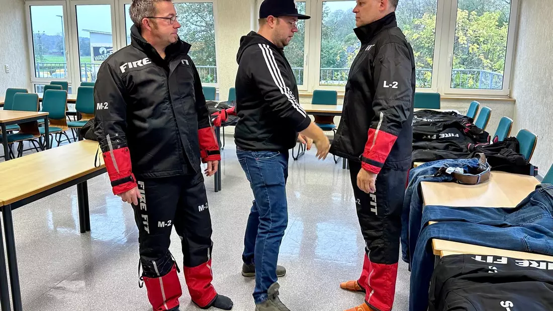 FW Hünxe: Investition in die Sicherheit - Feuerwehr Hünxe probiert neue Einsatzkleidung an - Bild: presseportal.de