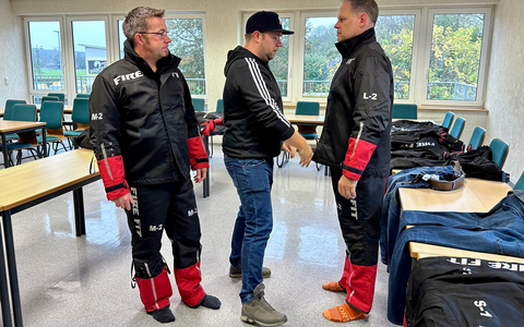 FW Hünxe: Investition in die Sicherheit - Feuerwehr Hünxe probiert neue Einsatzkleidung an - Foto: presseportal.de