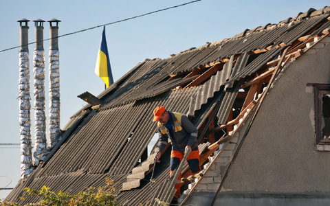 Immer wieder werden private Wohnhäuser durch Drohnenangriffe beschädigt (Archivbild). - Foto: ---/Ukrinform/dpa