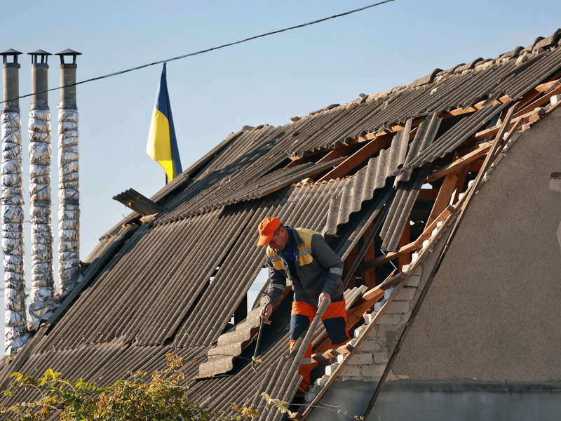 Immer wieder werden private Wohnhäuser durch Drohnenangriffe beschädigt (Archivbild). - Foto: ---/Ukrinform/dpa