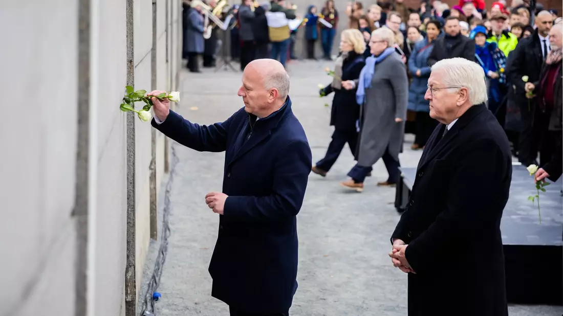 Rosen im Gedenken an die Maueropfer  - Bild: Christoph Soeder/dpa