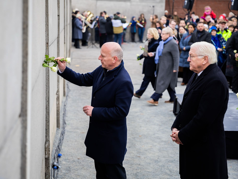 Rosen im Gedenken an die Maueropfer  - Foto: Christoph Soeder/dpa