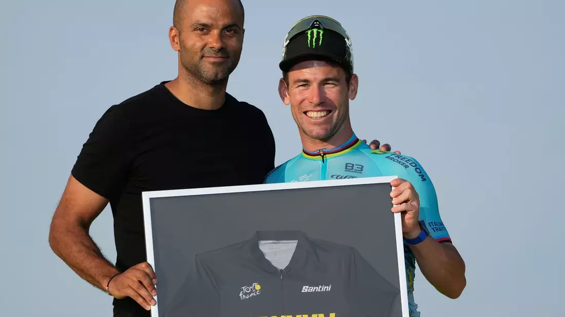 Wurde für seine 35 Etappensiege bei der Tour de France geehrt: Mark Cavendish (r). - Bild: Jerome Delay/AP