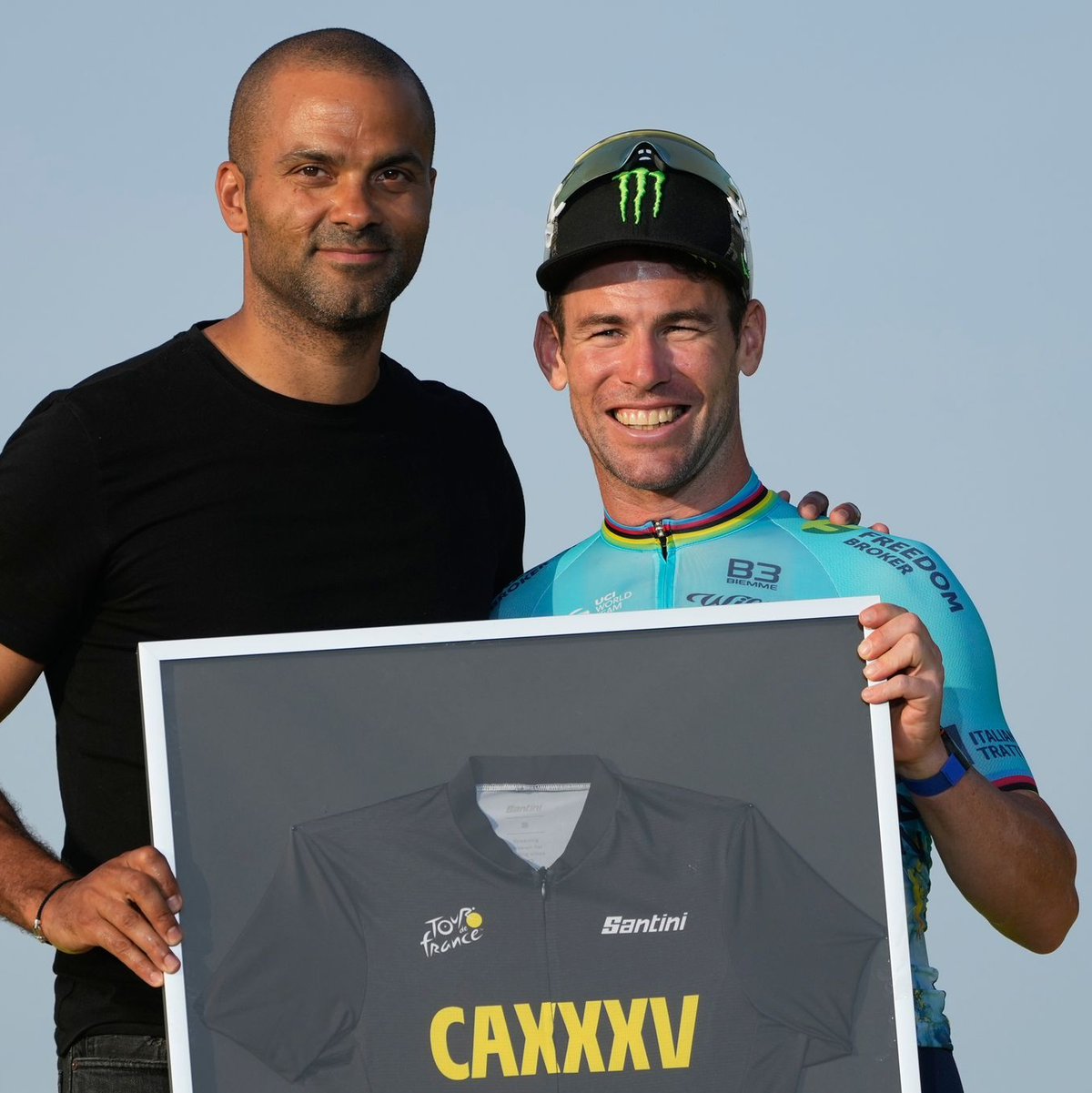 Wurde für seine 35 Etappensiege bei der Tour de France geehrt: Mark Cavendish (r). - Foto: Jerome Delay/AP