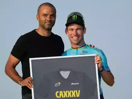 Wurde für seine 35 Etappensiege bei der Tour de France geehrt: Mark Cavendish (r). - Foto: Jerome Delay/AP