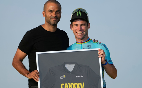 Wurde für seine 35 Etappensiege bei der Tour de France geehrt: Mark Cavendish (r). - Foto: Jerome Delay/AP