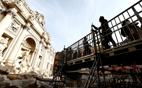 Wer Münzen in das leere Wasserbecken wirft, muss Strafe bezahlen. - Foto: Cecilia Fabiano/LaPresse via ZUMA Press/dpa