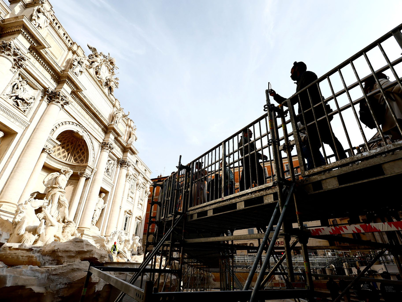 Wer Münzen in das leere Wasserbecken wirft, muss Strafe bezahlen. - Foto: Cecilia Fabiano/LaPresse via ZUMA Press/dpa