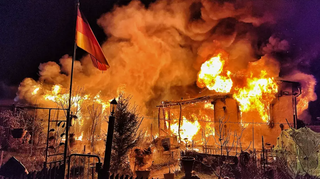 FW-NE: Brand in einer Kleingartenanlage in Neuss-Meertal | Eine leichtverletzte Person - Bild: presseportal.de