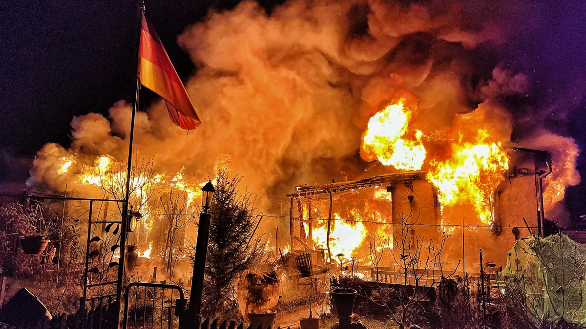 FW-NE: Brand in einer Kleingartenanlage in Neuss-Meertal | Eine leichtverletzte Person - Foto: presseportal.de