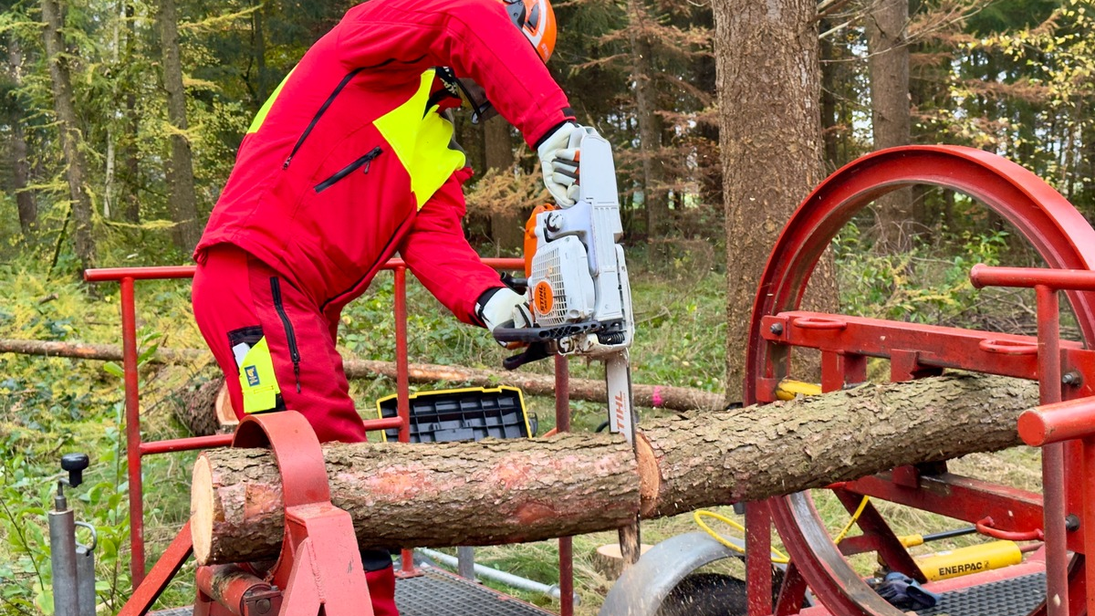 FW-OLL: Motorsägenausbildung in der Gemeindefeuerwehr Großenkneten - Foto: presseportal.de