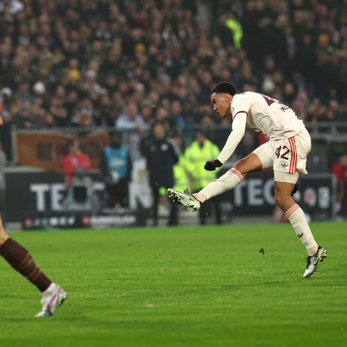 Musiala und Davies (r.) feiern den Treffer zur Führung. - Foto: Christian Charisius/dpa
