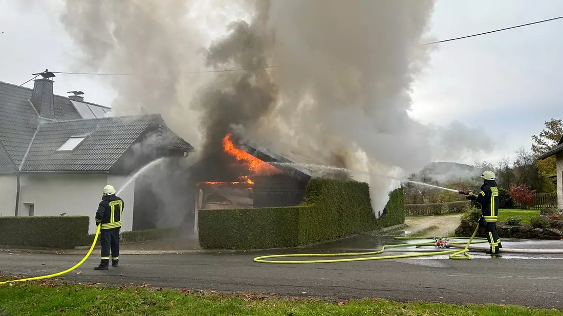 FW-OE: Carportbrand in Lennestadt-Grevenbrück greift auf Wohngebäude über - Gebäude unbewohnbar - Bild: presseportal.de