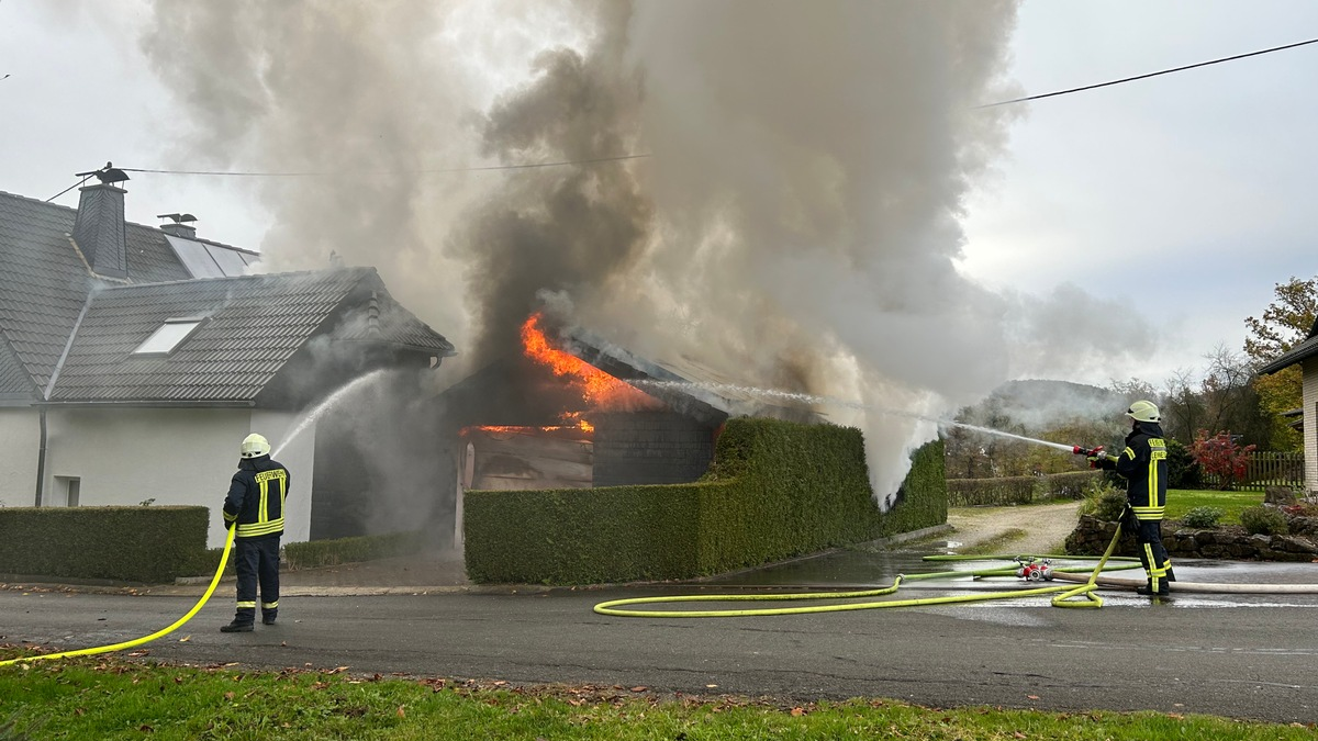 FW-OE: Carportbrand in Lennestadt-Grevenbrück greift auf Wohngebäude über - Gebäude unbewohnbar - Foto: presseportal.de