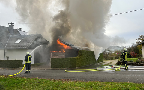 FW-OE: Carportbrand in Lennestadt-Grevenbrück greift auf Wohngebäude über - Gebäude unbewohnbar - Foto: presseportal.de
