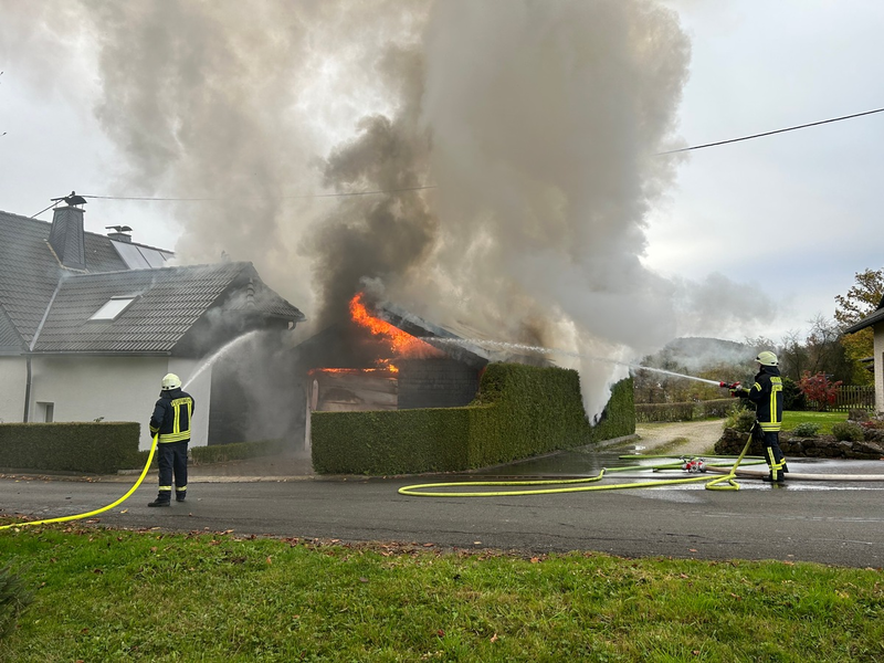 FW-OE: Carportbrand in Lennestadt-Grevenbrück greift auf Wohngebäude über - Gebäude unbewohnbar - Foto: presseportal.de