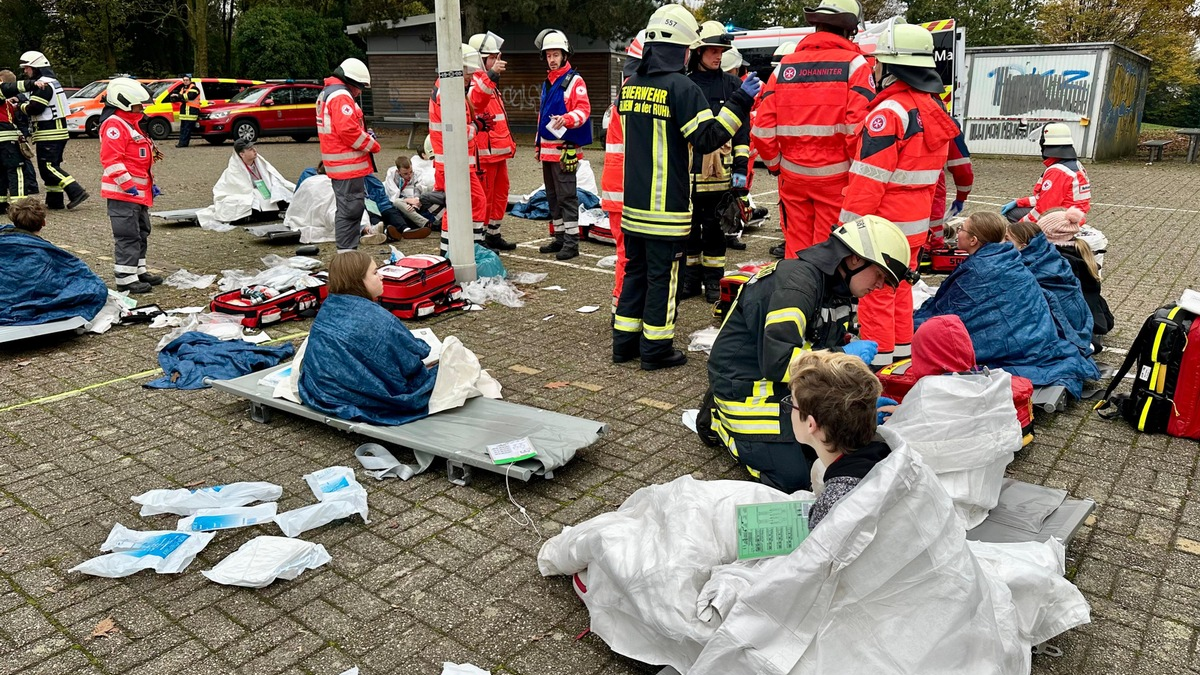 FW-MH: Erfolgreicher MANV-Großeinsatz in Mülheim durchgeführt - Foto: presseportal.de