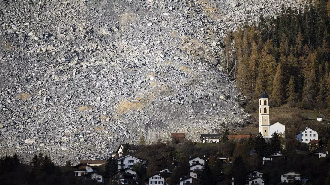 Der Felsschutt bewegt sich langsam auf das Dorf zu. - Bild: Gian Ehrenzeller/KEYSTONE/dpa