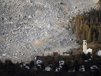 Der Felsschutt bewegt sich langsam auf das Dorf zu. - Foto: Gian Ehrenzeller/KEYSTONE/dpa