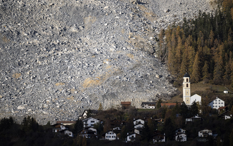 Der Felsschutt bewegt sich langsam auf das Dorf zu. - Foto: Gian Ehrenzeller/KEYSTONE/dpa